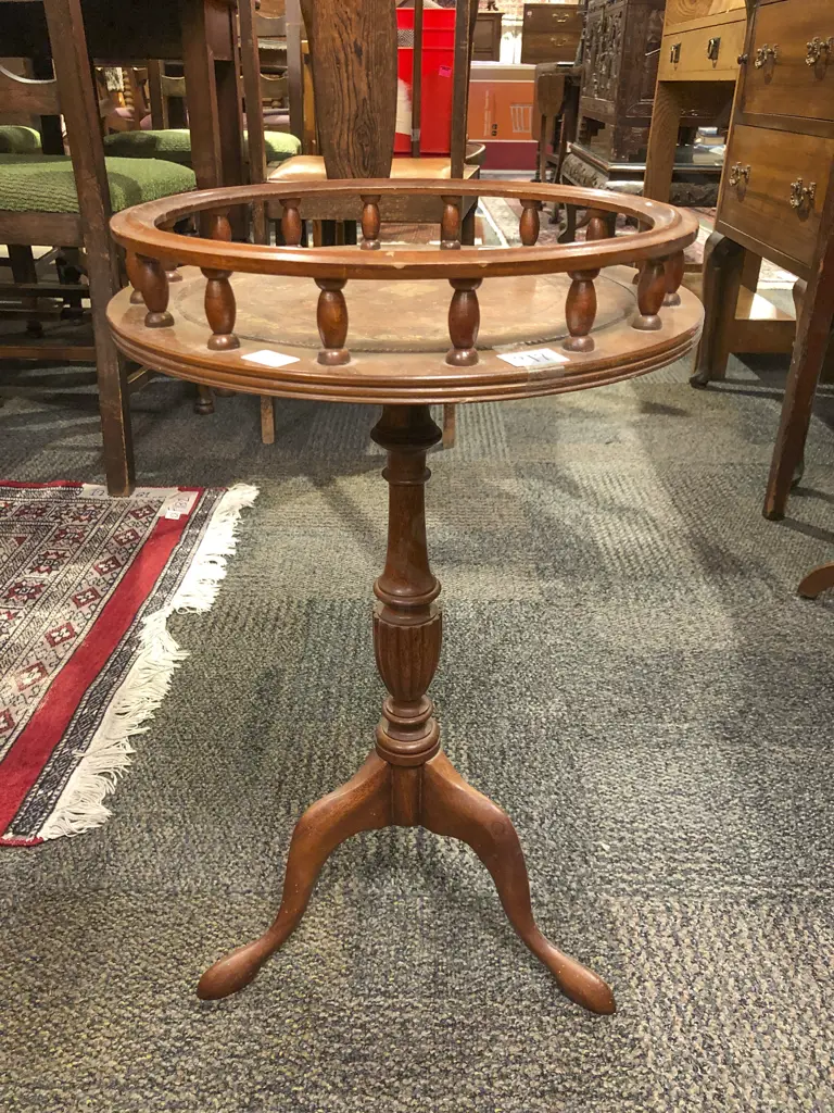 Small Retro Circular Wine Table Image 1++