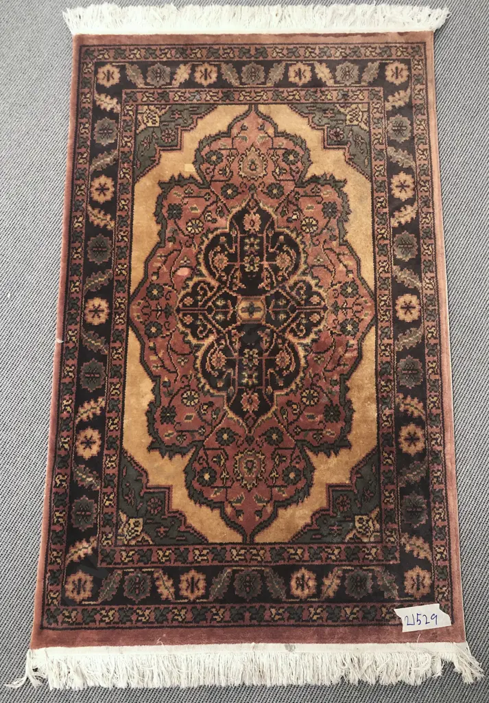 Persian Style Woollen Floor Rug with Large Centralised Medallion Image 1++