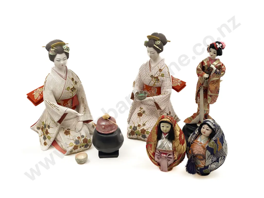 Quantity of Assorted Asian Dolls & Ornaments Image 1++