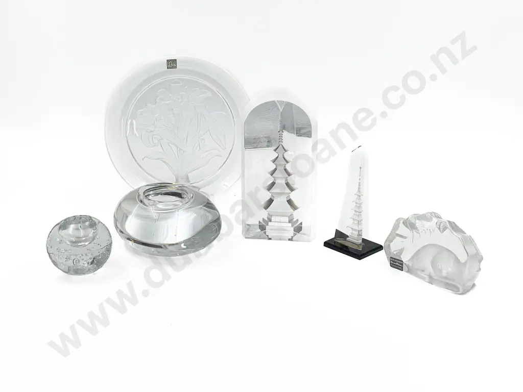 Quantity of Assorted Glass Ornaments including Paper Weights Image 1++