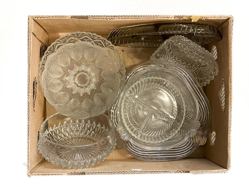Box Quantity of Assorted Glass Dishes etc Image 1++