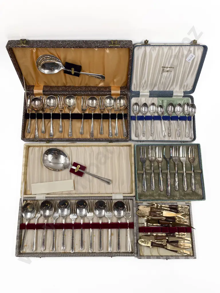 Quantity of Assorted Boxed Cutlery Image 1++