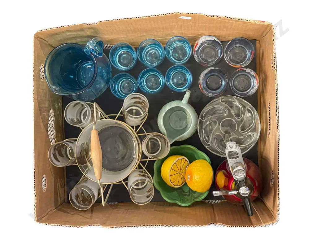 Quantity of Assorted Vintage Glass Ware etc Image 1++