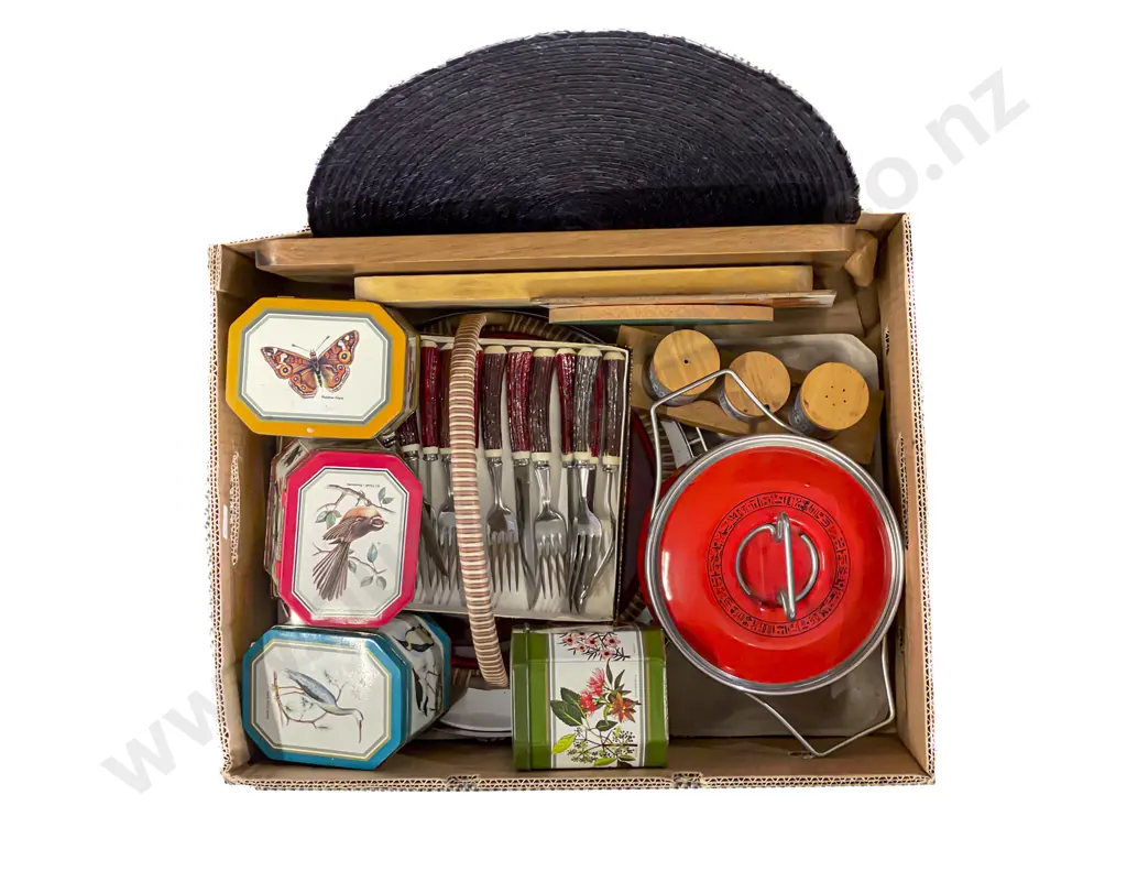 Quantity of Assorted Vintage Kitchen Ware Image 1++