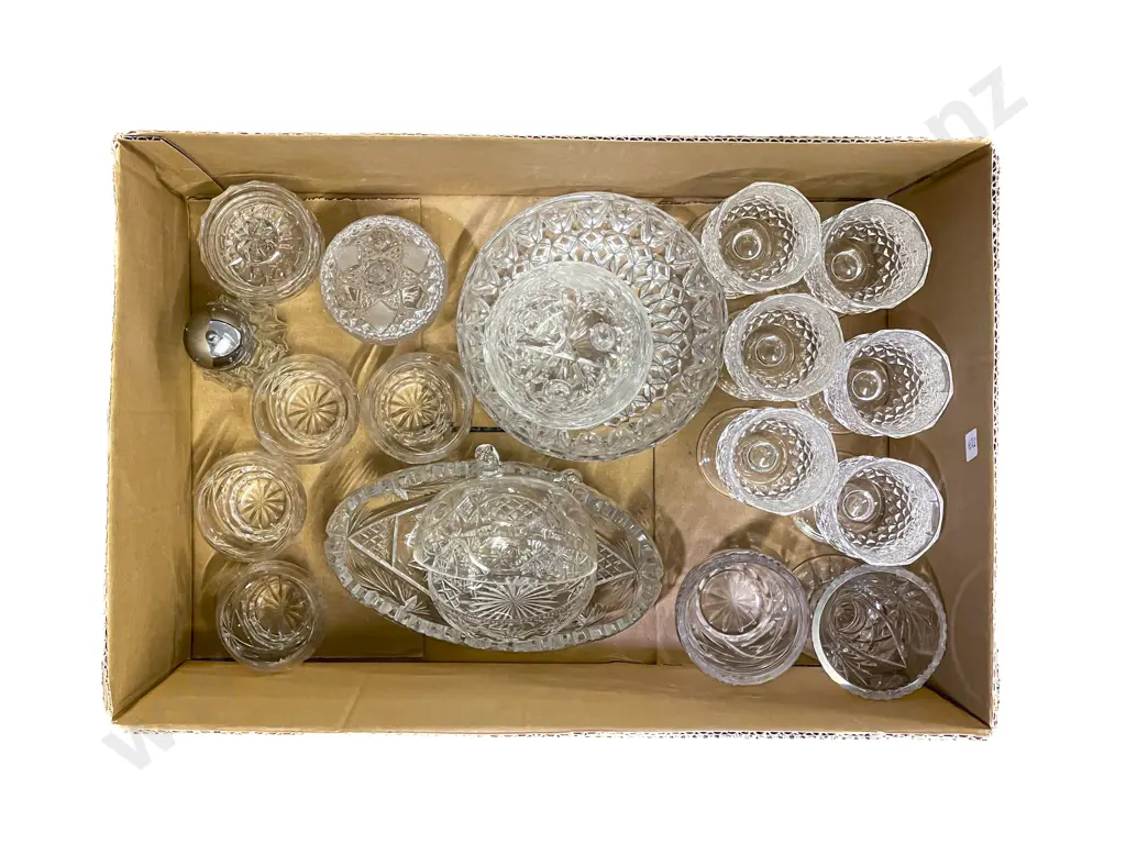 Quantity of Assorted Crystal and Glass Ware Image 1++