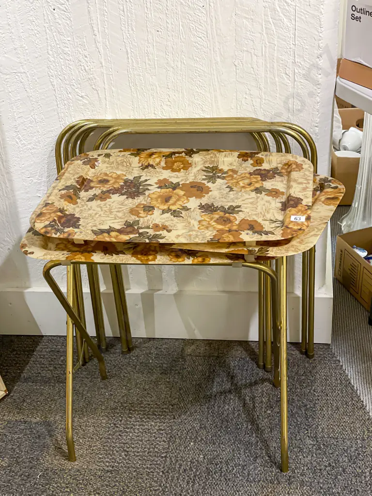 Four Vintage US Quaker Industries Foldaway Serving Tables Image 1++