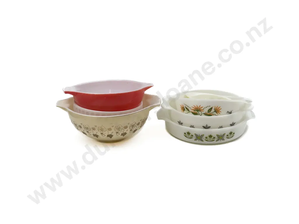 Quantity of Assorted Pyrex etc Image 1++