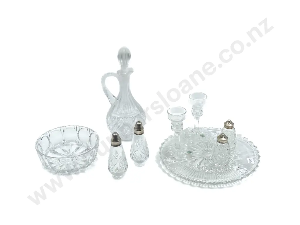 Quantity of Assorted Crystal and Glass Ware Image 1++