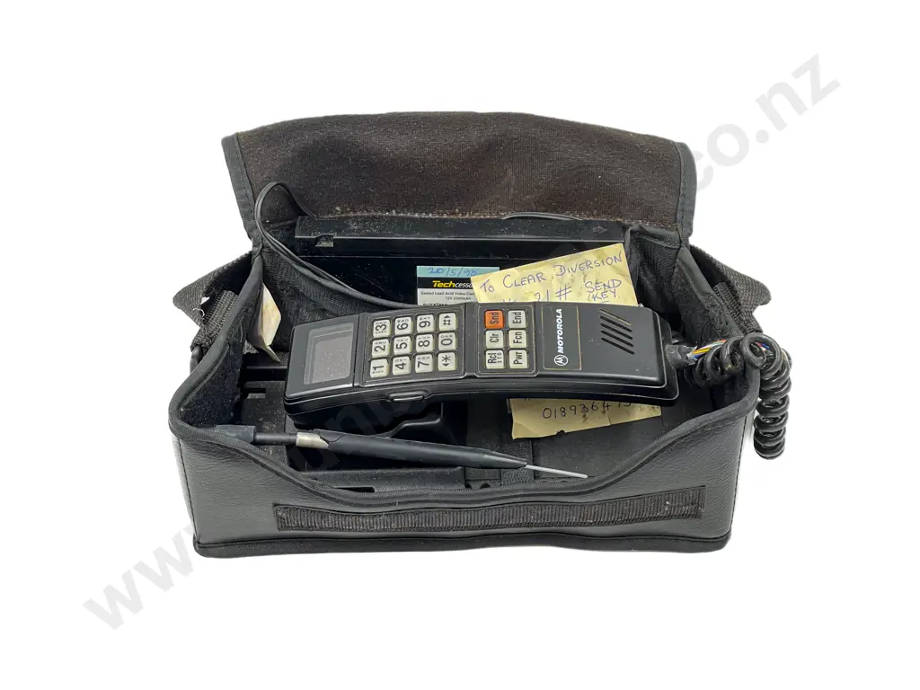 Vintage Motorola Early Mobile Phone in Carry Case Image 1++
