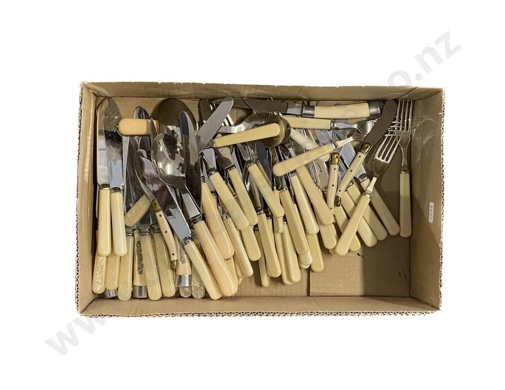 Quantity of Assorted Cutlery Image 1++