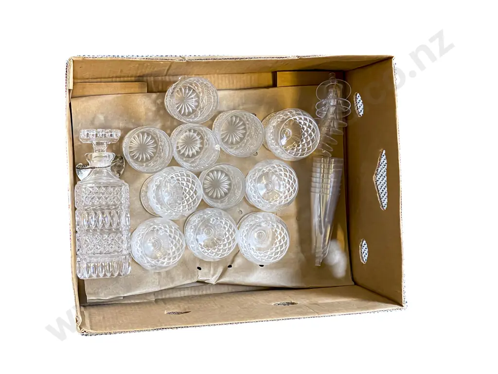 Quantity of Assorted Crystal etc Image 1++