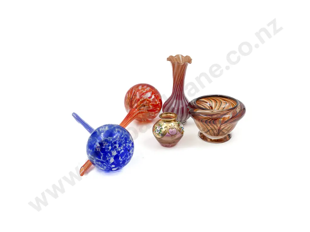 Small Quantity of Assorted Art Glass Image 1++