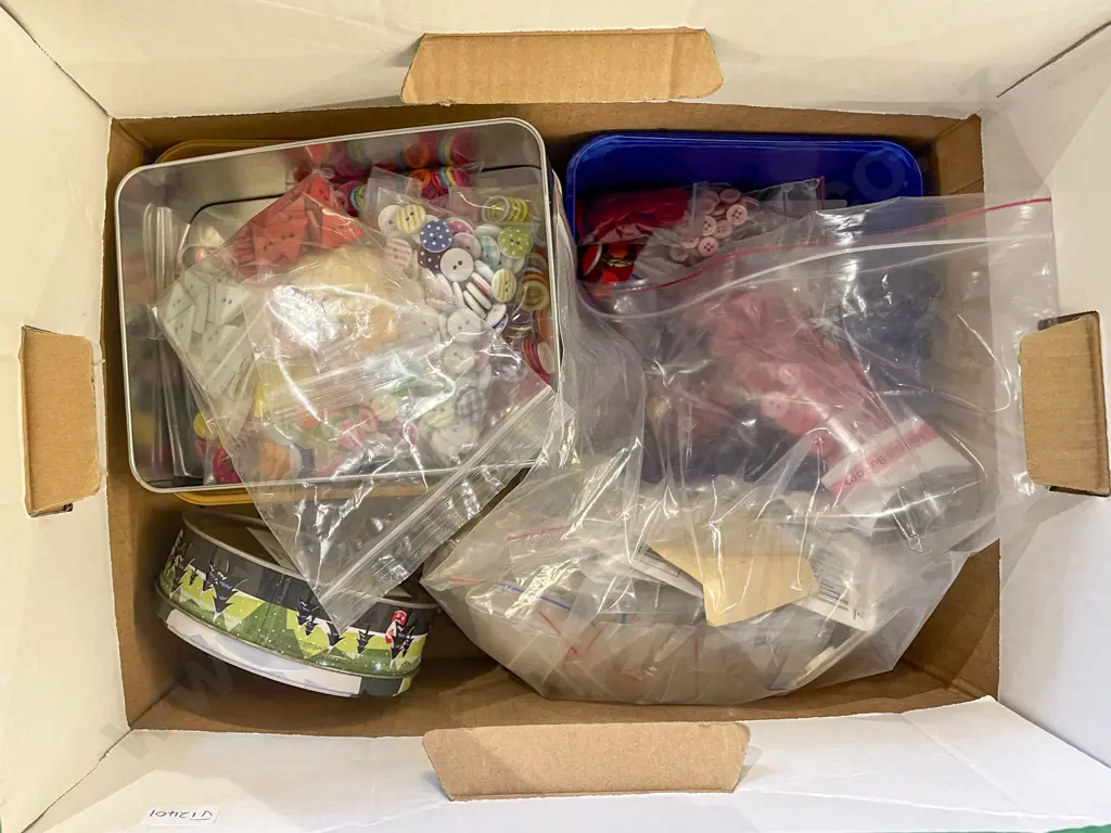 Large Quantity Mainly Modern Plastic Craft Buttons Image 1++