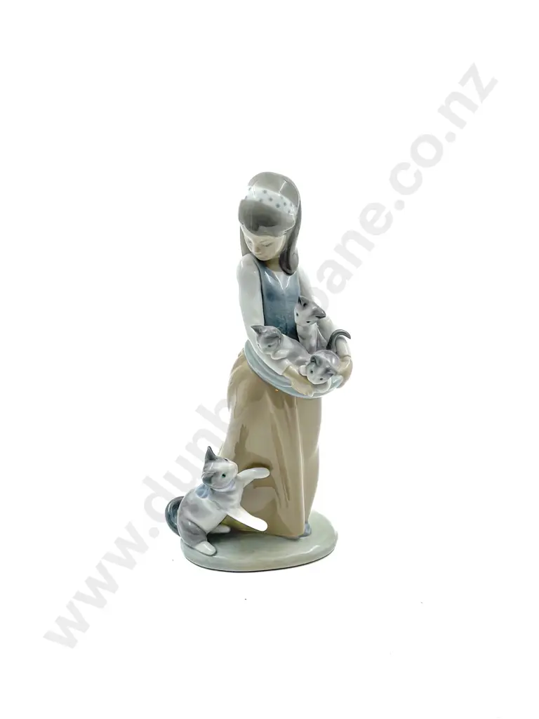 Lladro Figure Girl with Cats Image 1++