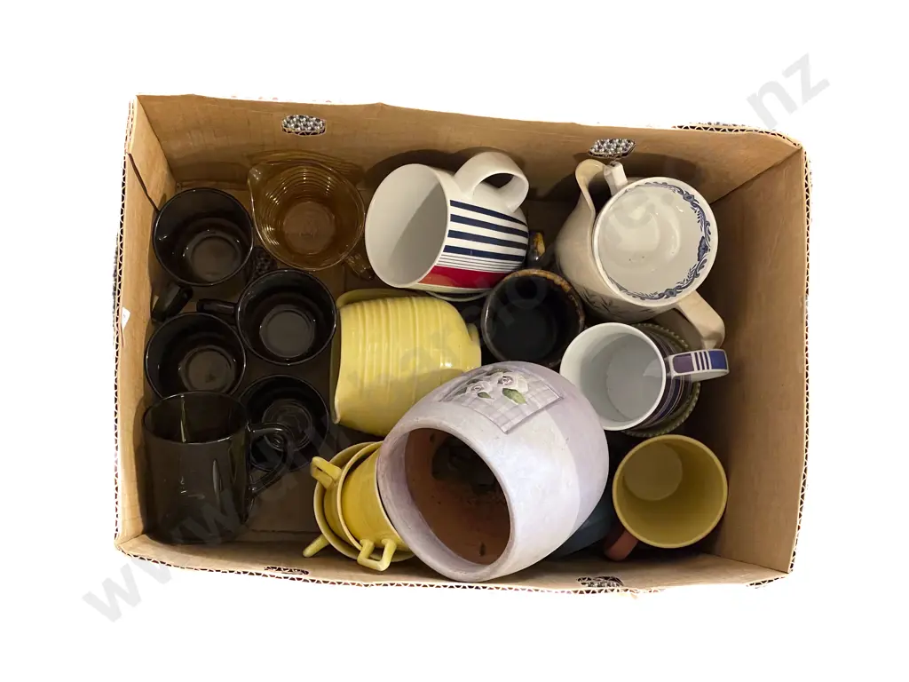 Box Quantity of Assorted Kitchen Crockery etc Image 1++