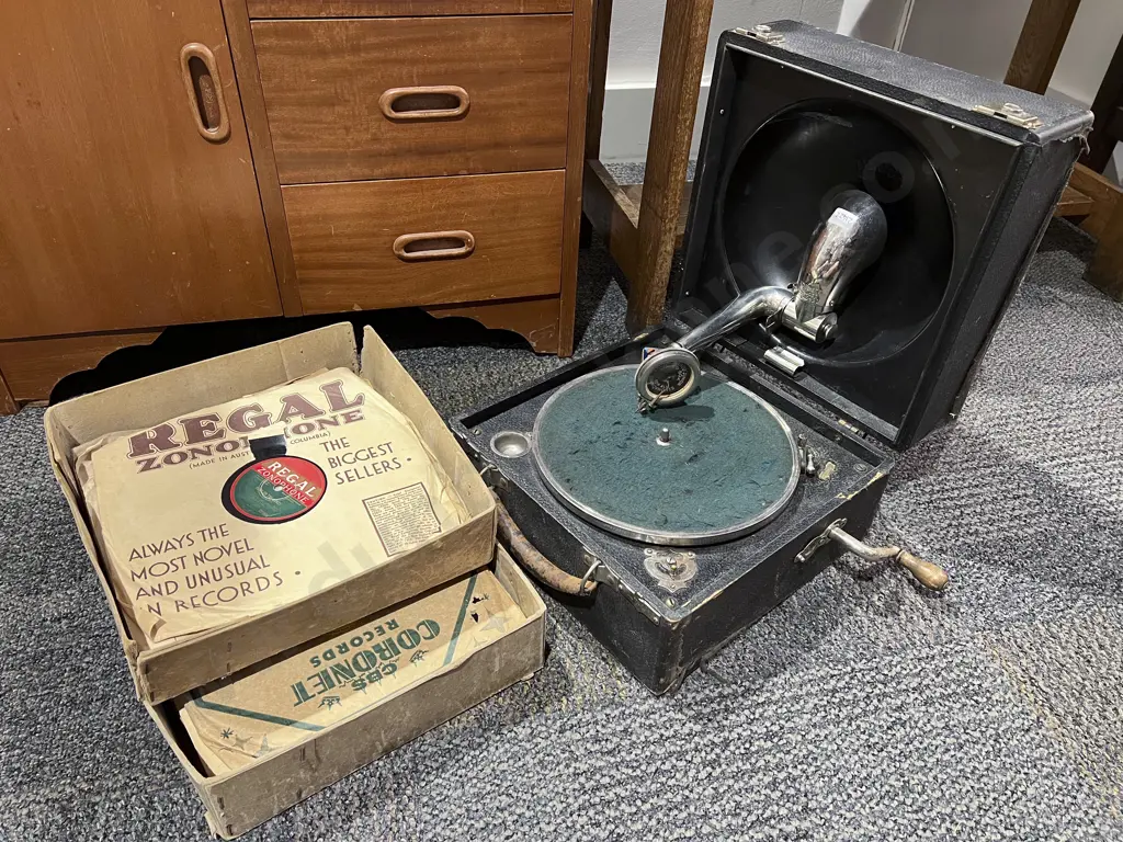 Vintage Travel Gramophone and Assorted Vintage Records Image 1++
