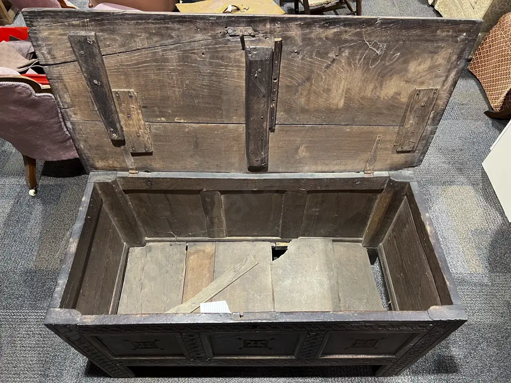 Early C18th Oak Coffer Image 1++