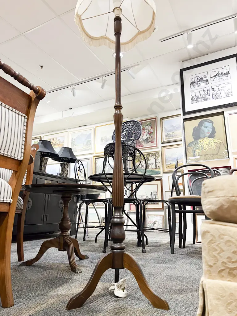 Tripod Base Standard Lamp Image 1++