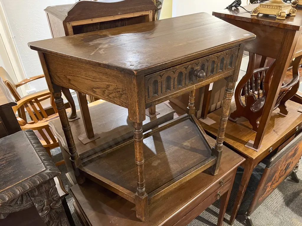 C17th Style Oak Creedence Side Table Image 1++