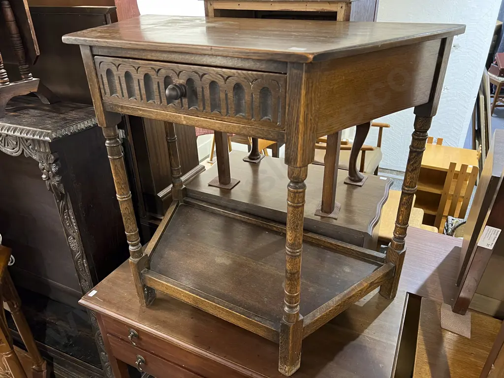 C17th Style Oak Creedence Side Table Image 1++