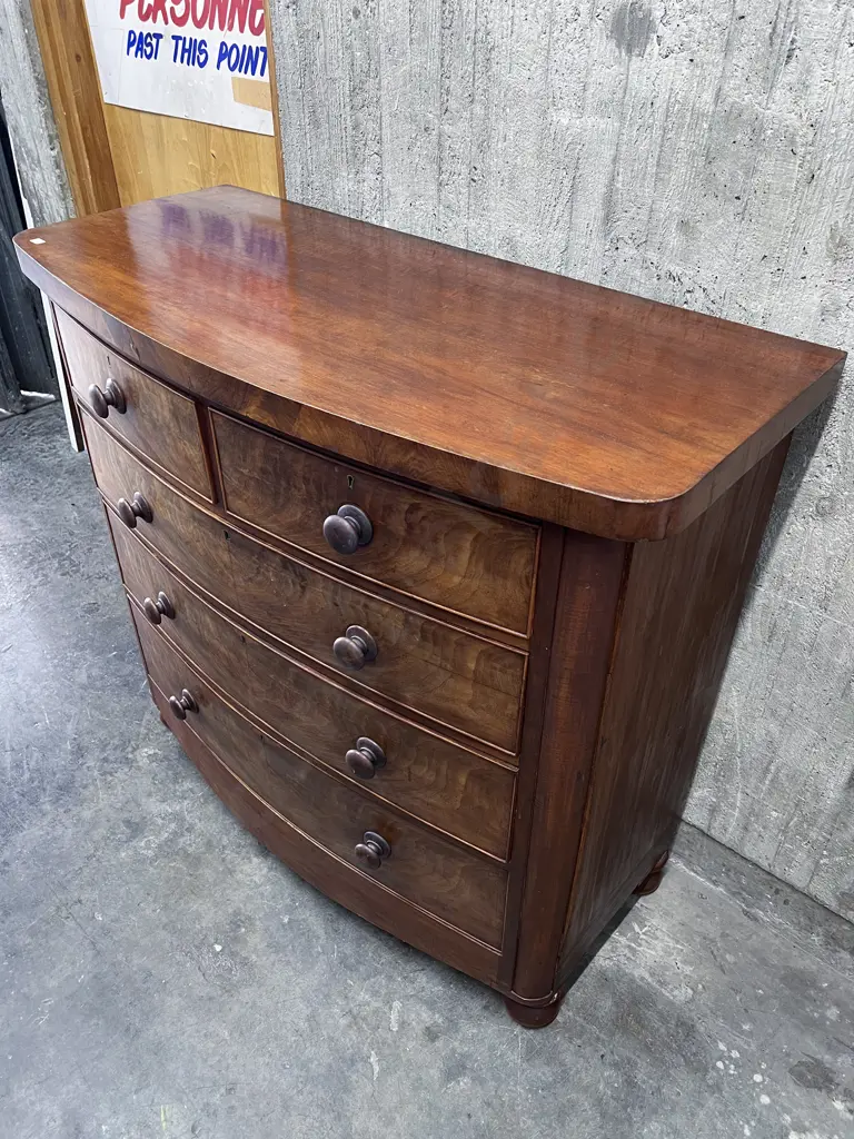 C19th Mahogany Five Drawer Bow Front Chest Image 1++