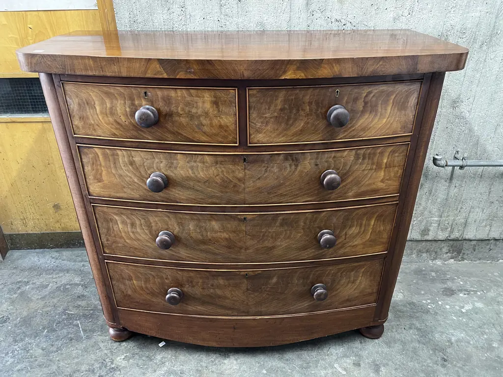 C19th Mahogany Five Drawer Bow Front Chest Image 1++