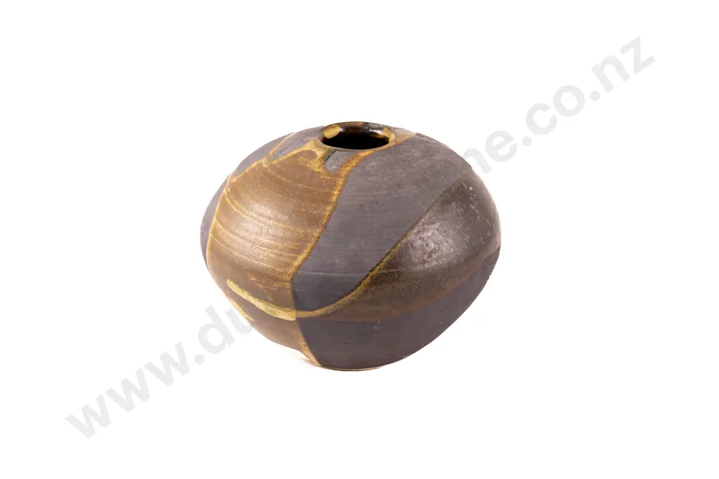 Brian Gartside Orb Vase Image 1++