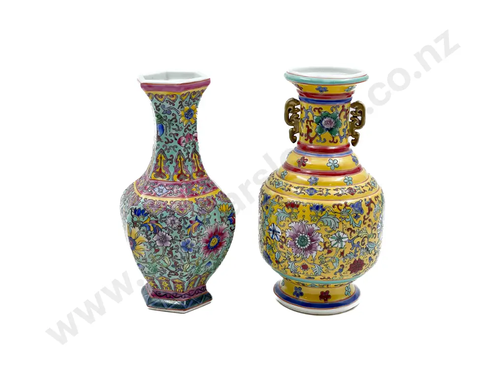 Pair of Chinese Vases Image 1++