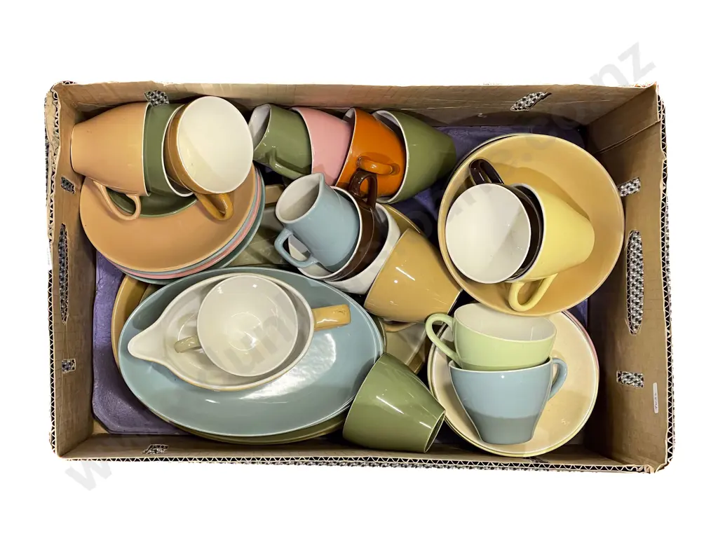 Quantity of Assorted Crown Lynn Teaware Image 1++