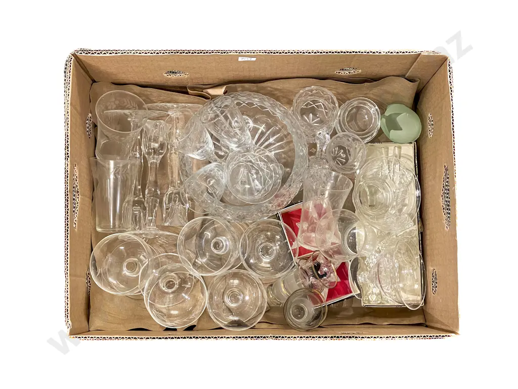 Quantity of Assorted Crystal and Glassware Image 1++