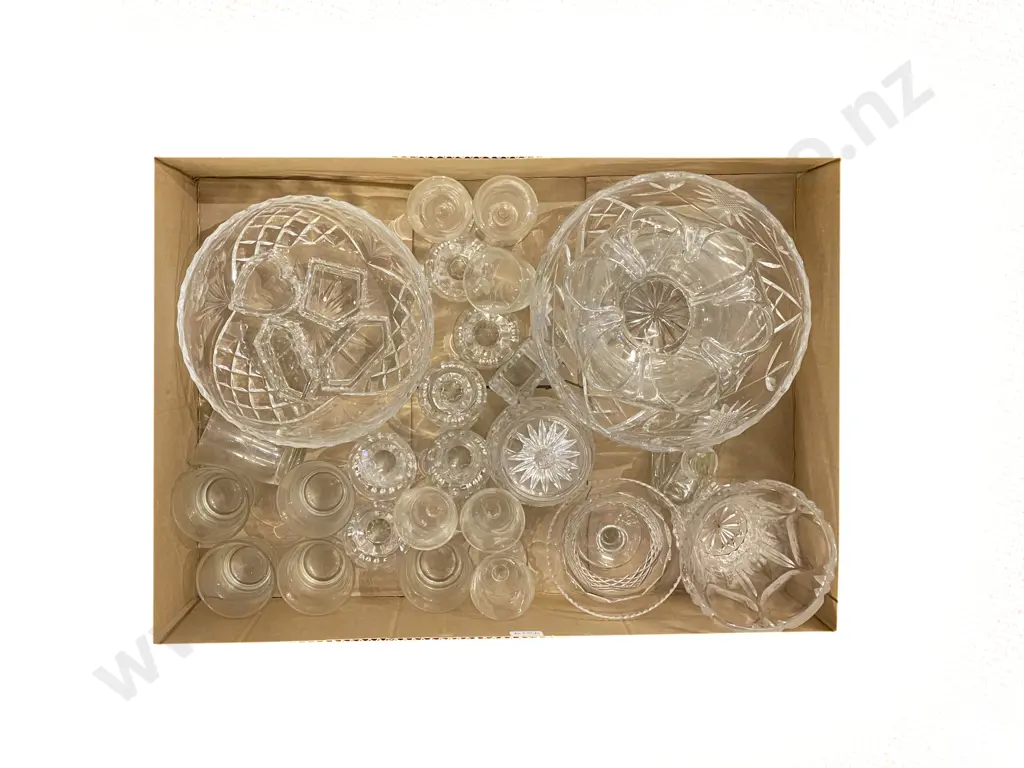 Quantity of Assorted Crystal and Glassware Image 1++