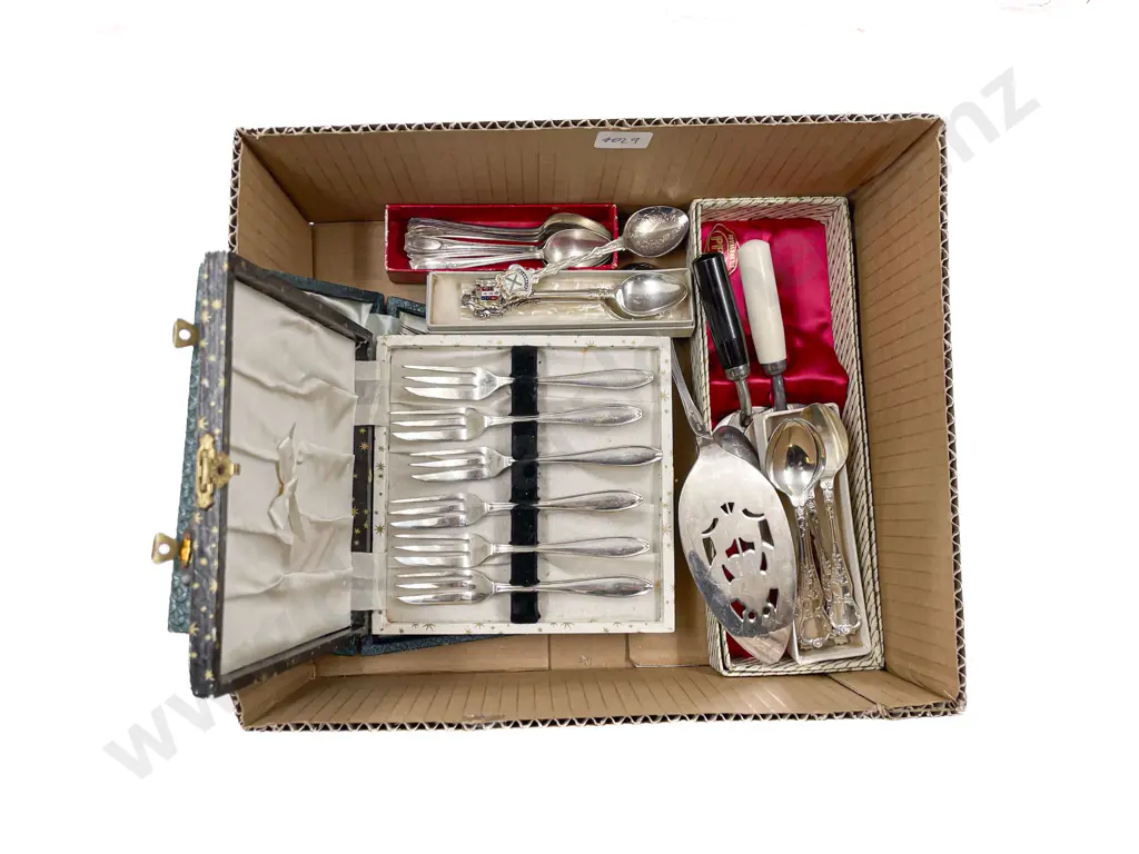 Quantity of Assorted Boxed Cutlery Image 1++
