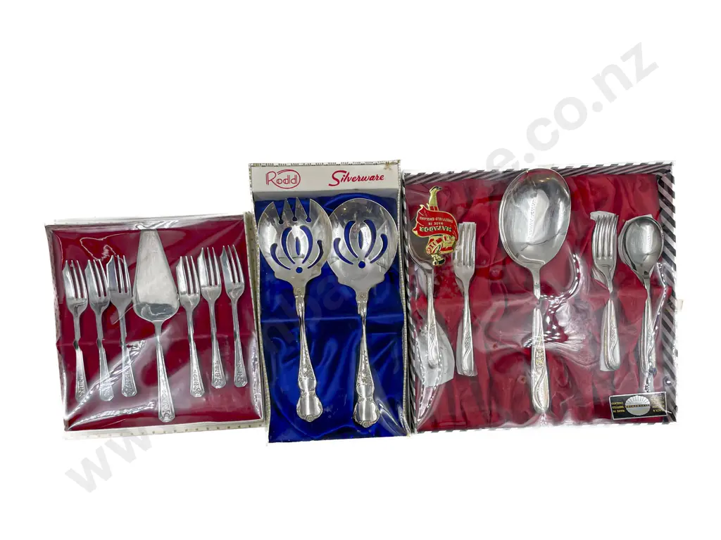 Quantity of Assorted Boxed Cutlery Image 1++
