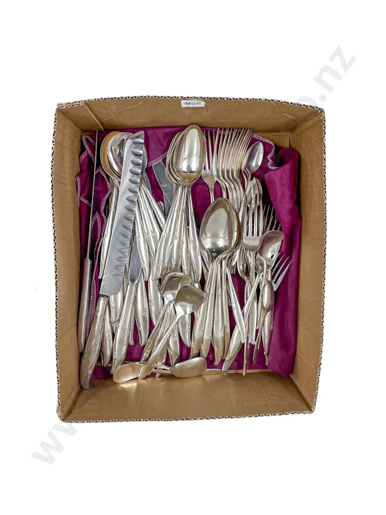 Quantity of Assorted Boxed Cutlery Image 1++