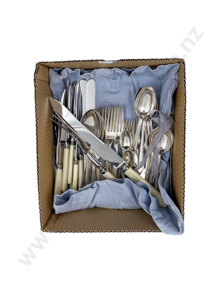 Quantity of Assorted Boxed Cutlery Image 1++