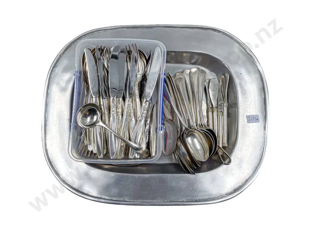 Quantity of Assorted S/P Cutlery Image 1++