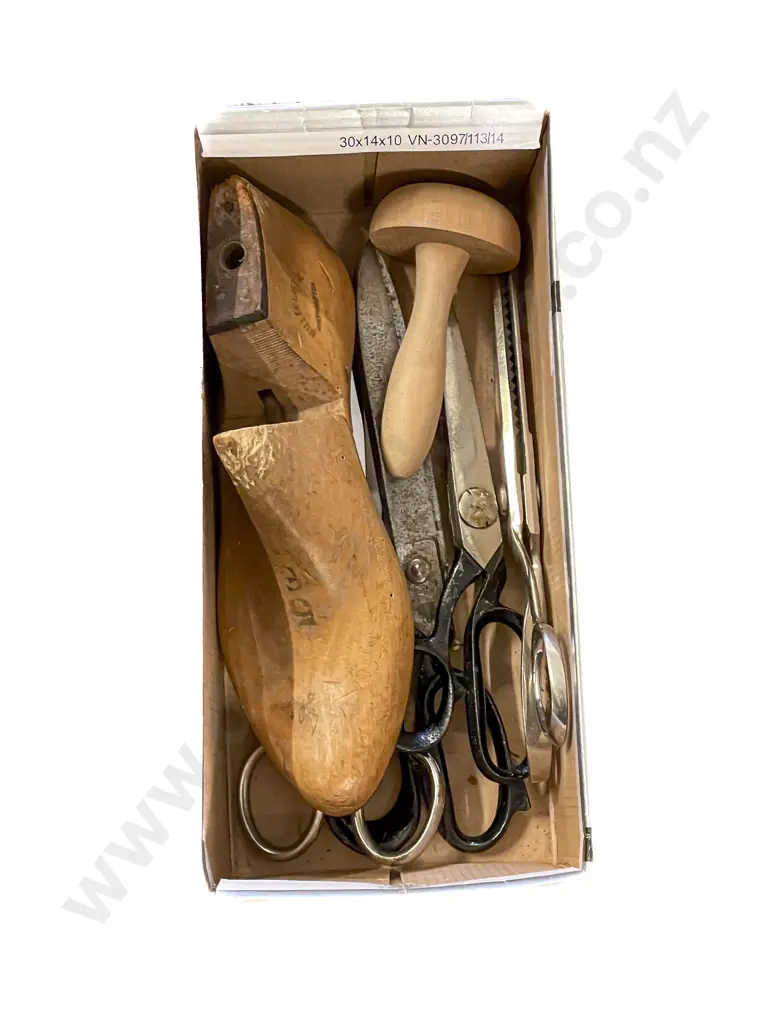 Quantity of Assorted Vintage Scissors etc Image 1++
