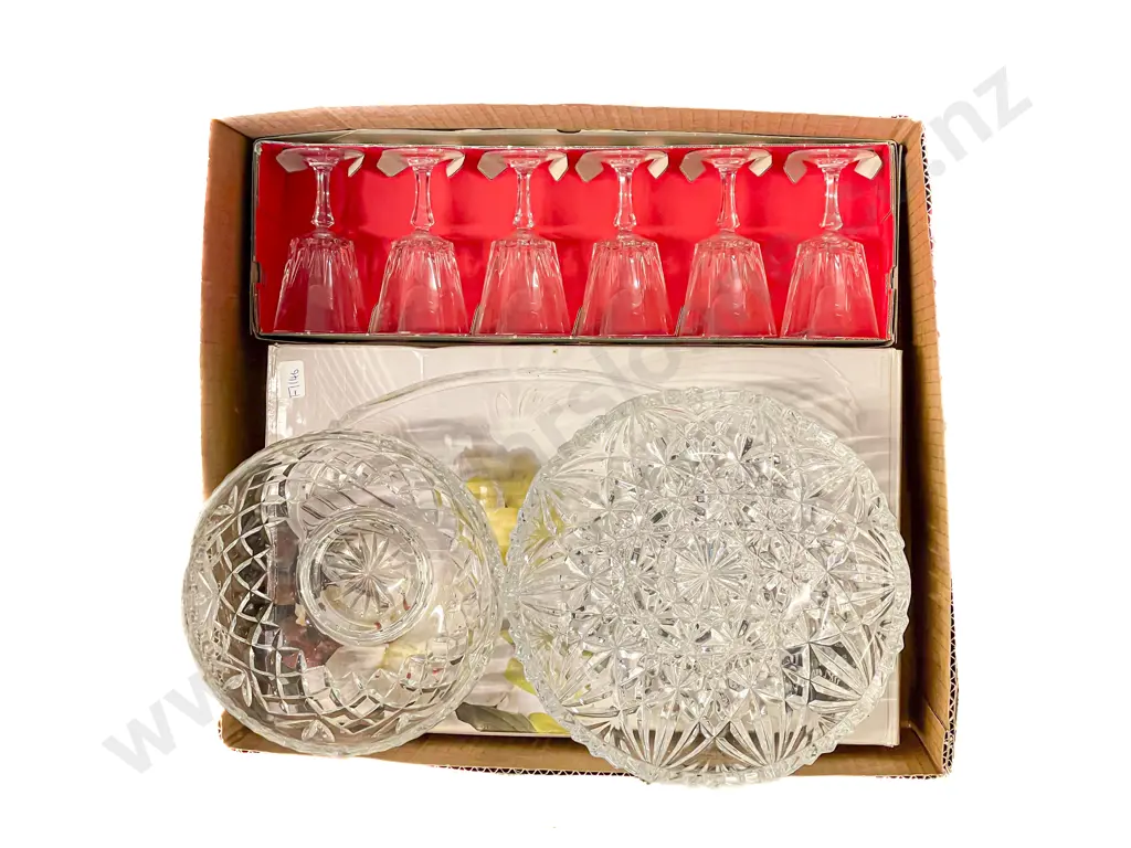 Quantity of Assorted Crystal & Glassware Image 1++