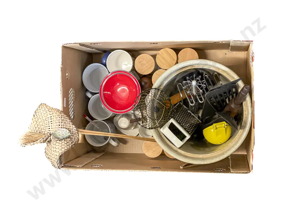 Quantity of Assorted Kitchenalia Image 1++