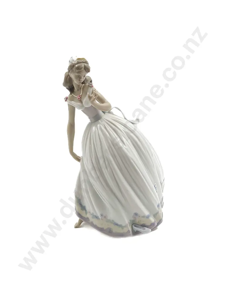 Lladro Figure "The Glass Slipper" Image 1++