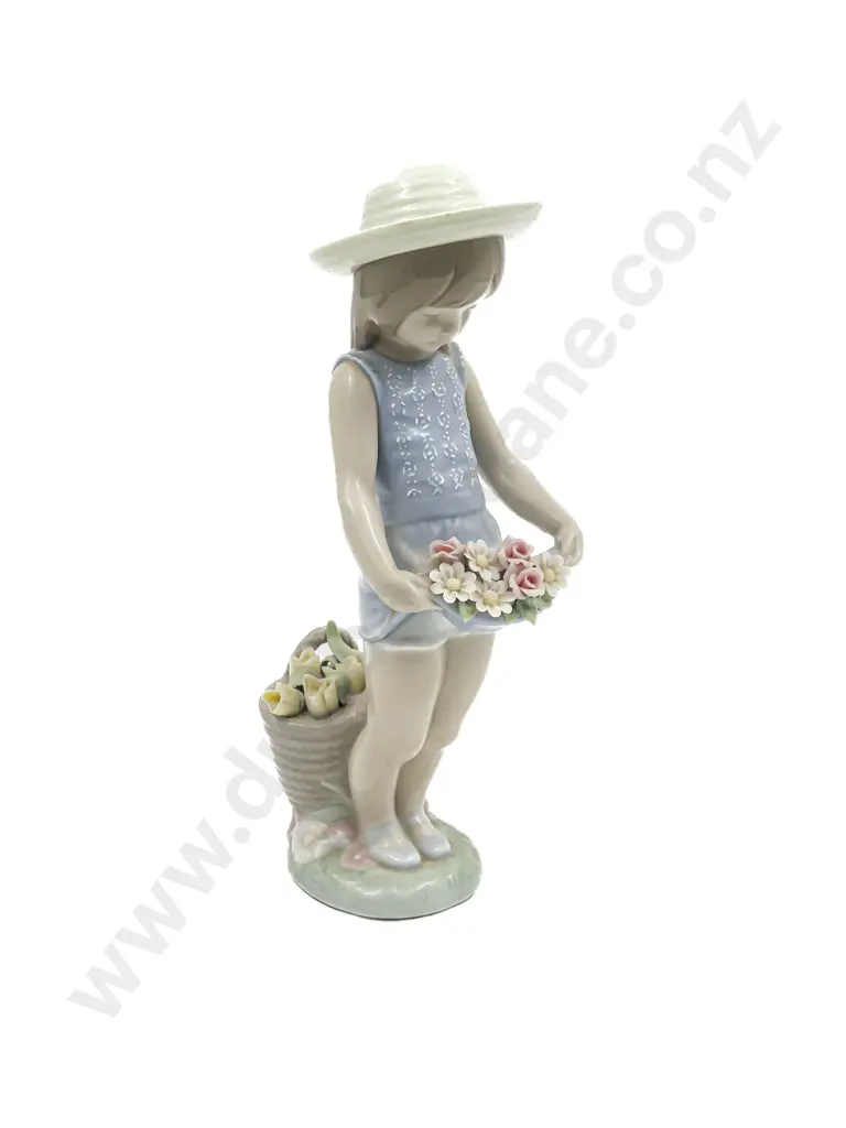 Lladro Figure "Flowers on the Lap" Image 1++