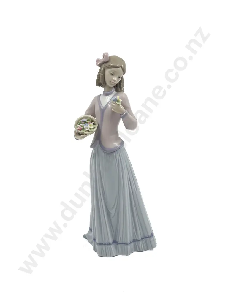 Lladro Figure "Innocence in Bloom" Image 1++