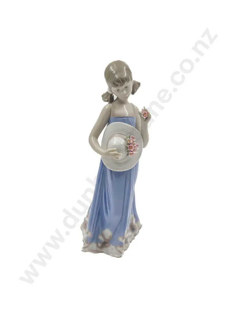 Lladro Figure "Courtney" Image 1++