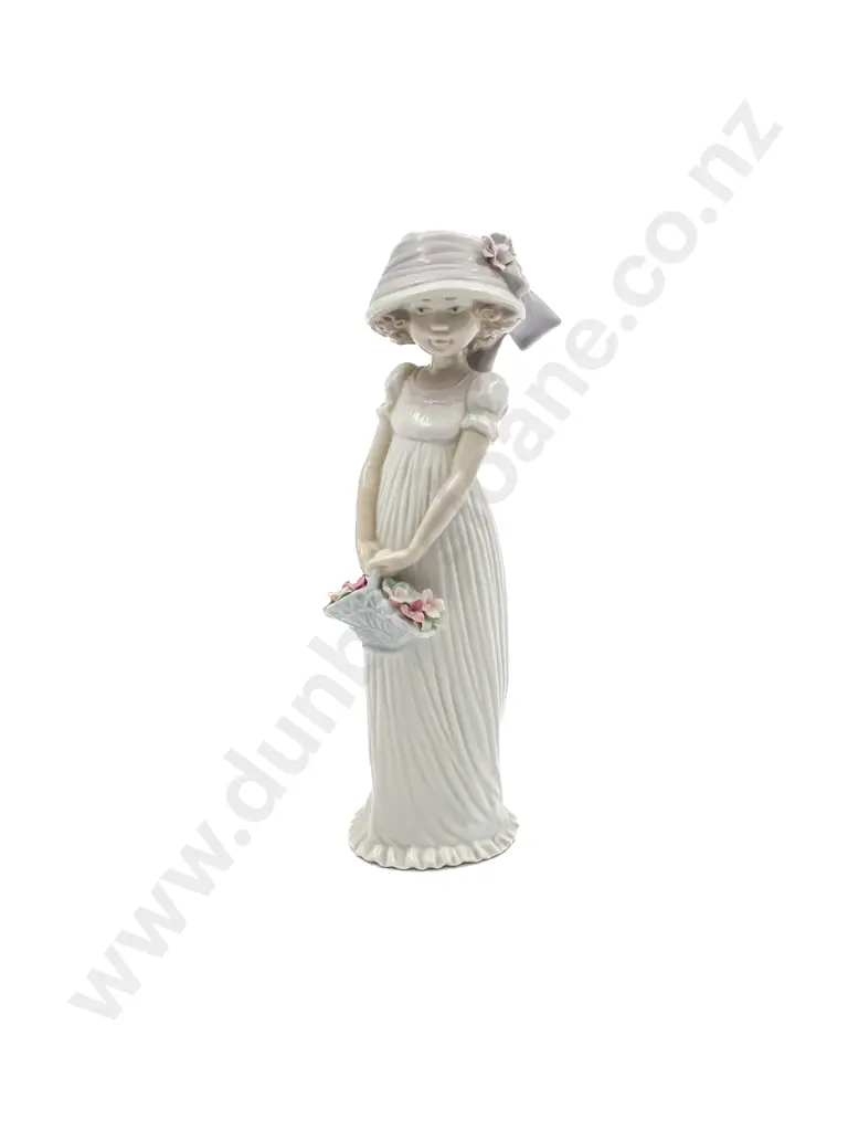 Lladro Figure "Little Lady" Image 1++