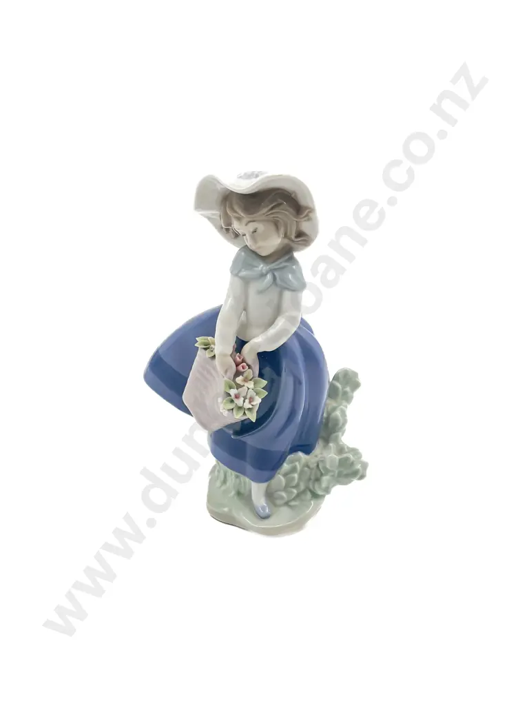 Lladro Figure "Pretty Pickings" Image 1++