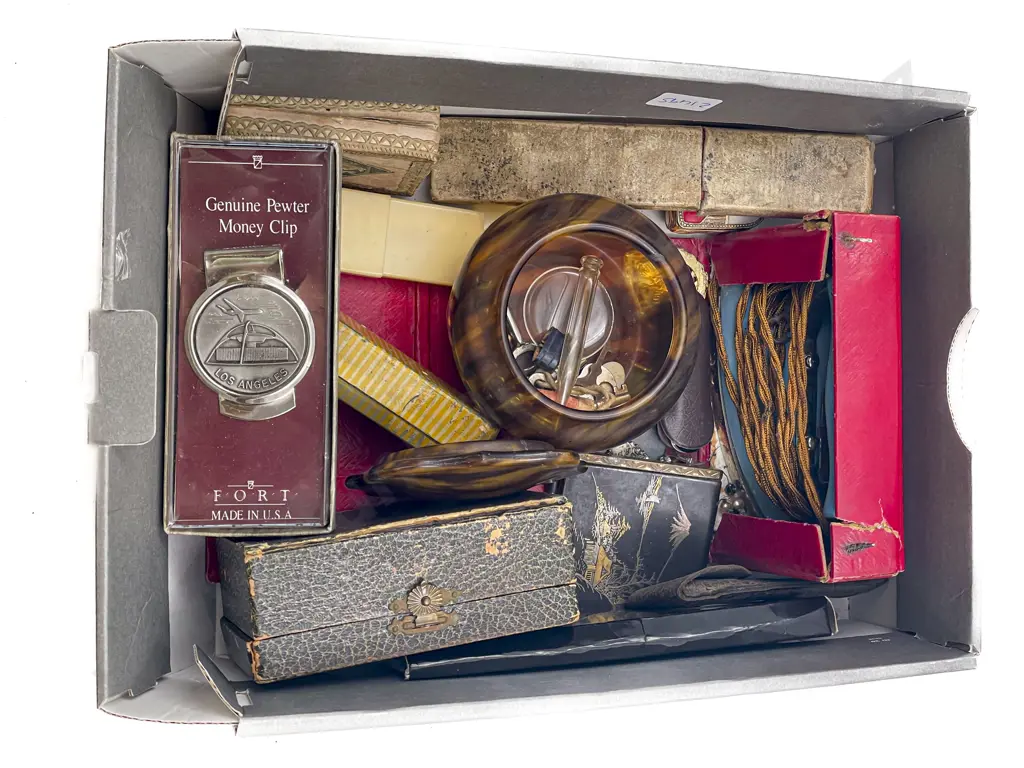 Quantity of Assorted Vintage incl Boxed Miniature Iron Image 1++