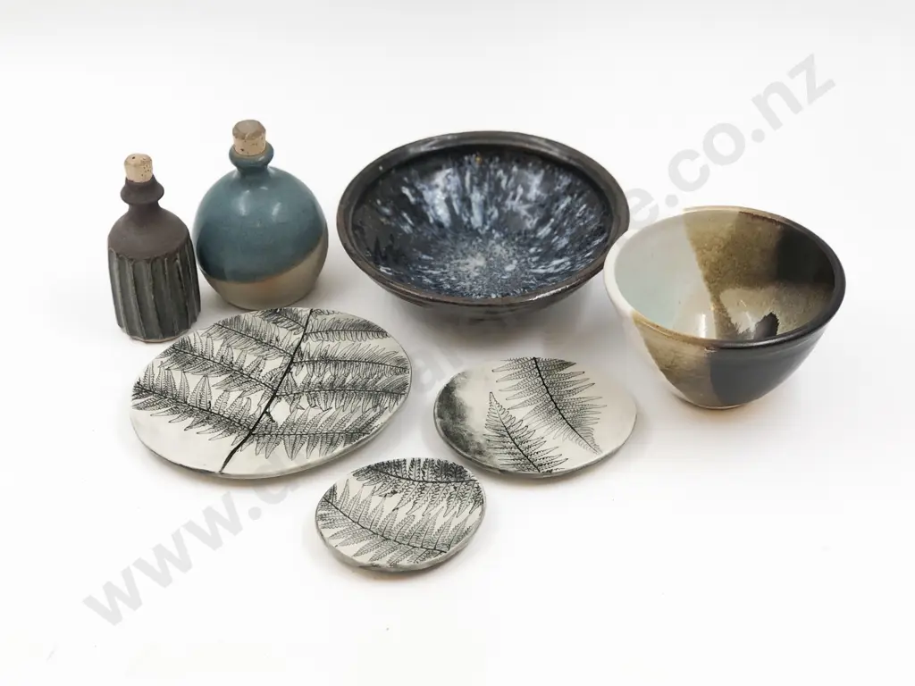 Quantity of Assorted NZ Pottery Image 1++