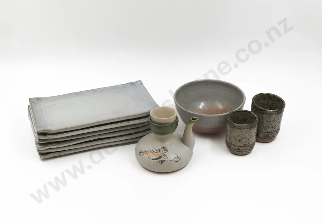 Quantity of Assorted Pottery incl. Pair of Japanese Unomi Image 1++