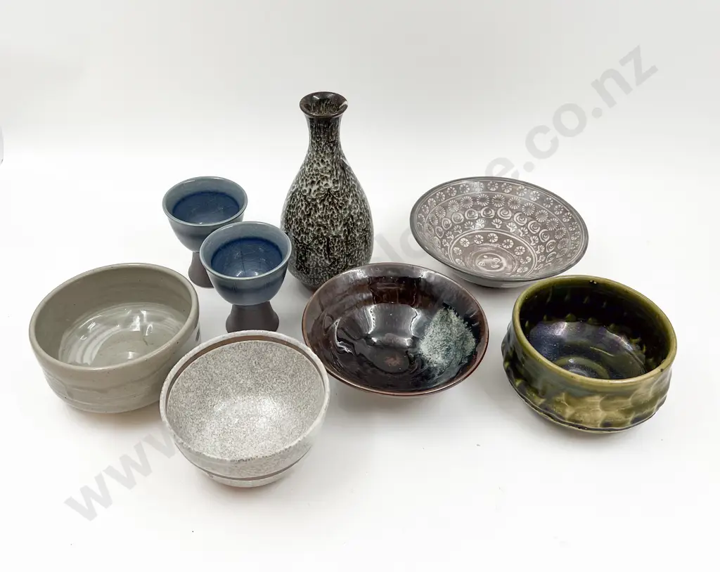 Small Box of Assorted Pottery Image 1++