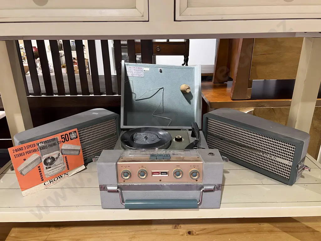 Crown 14-Transistor Stereo Portable Radio Image 1++